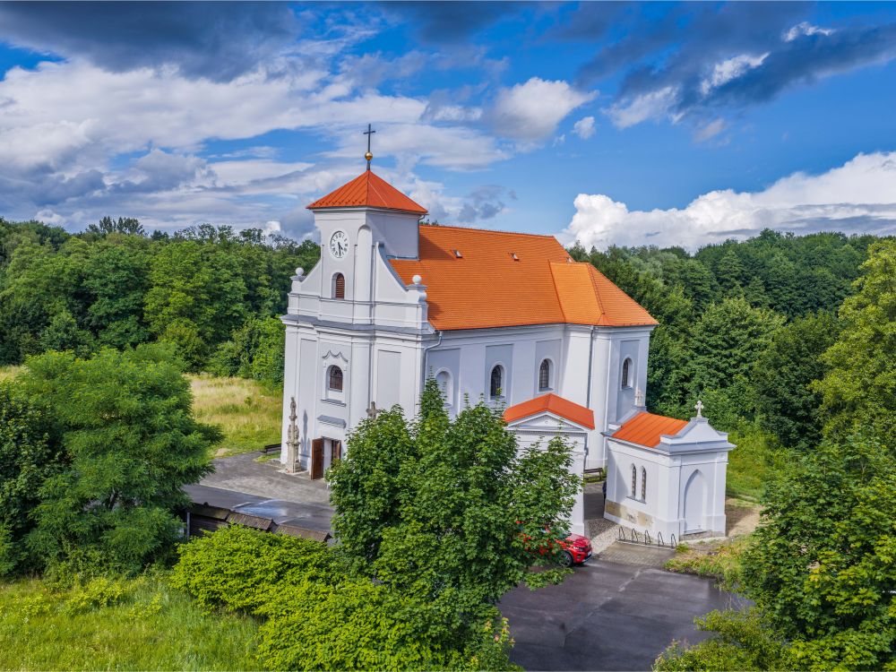Šikmý kostel v Karviné má hotovou novou střechu s keramickou taškou Opál